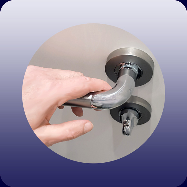 Infektionsgefahr an herk&ouml;mmlichen T&uuml;rklinken