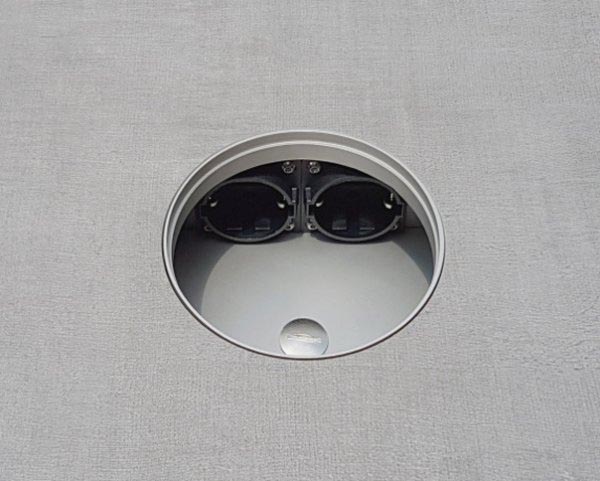 Flache VA-Bodeneinbau-Steckdose f&uuml;r auswechselbare Deckel