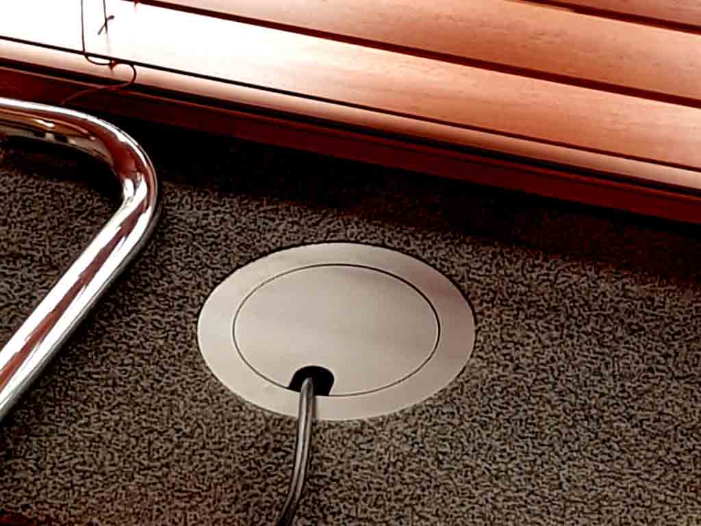 Teppichboden-Steckdose fuer Buero, Hotel, Restaurant, Lounge