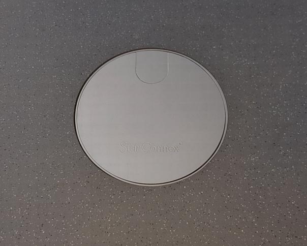 Rostfreie Bodensteckdose mit robust scharniertem Deckel