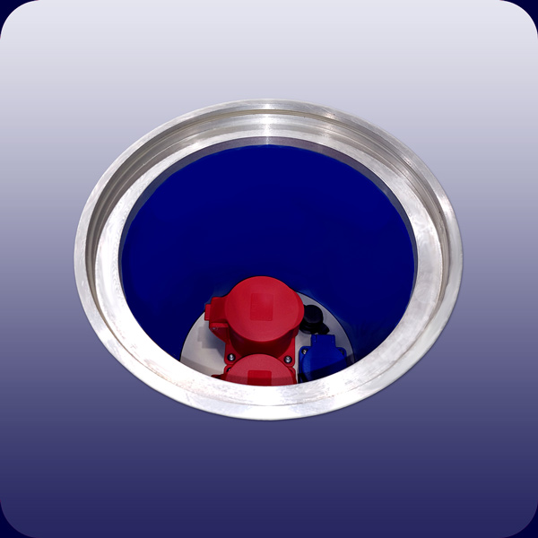 Runde Bodensteckdose f&uuml;r Au&szlig;enbereiche, mit Lichtstromsteckdosen und Drehstromsteckdosen. Link nach: https://starconnex.com/produkte/bodensteckdosen/compact