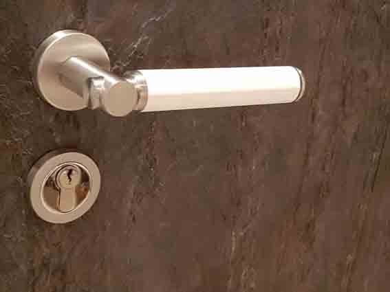 Mit Desinfektionsmittel befüllbare Türklinke Covirex