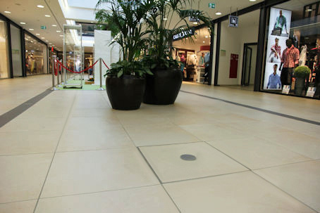 Mit Feinsteinzeug-Fliesen belegte Bodentanks im EKZ Hannover-Laatzen