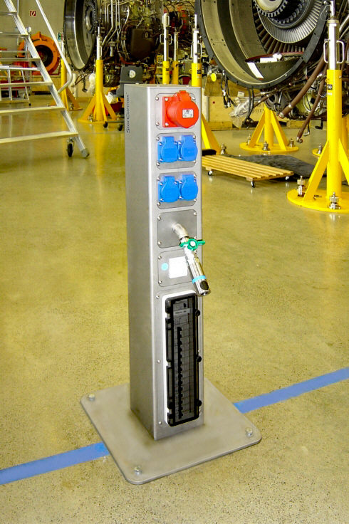 Elektrant mit gro&szlig;er Fu&szlig;platte f&uuml;r die Turbinen-Wartung bei LHT Hamburg