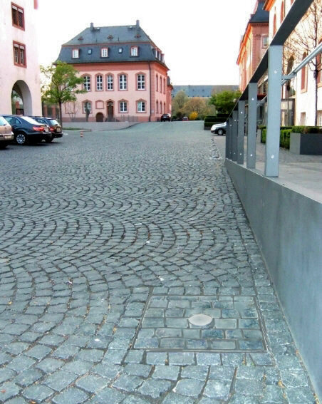 Bodentank mit ausgepflastertem Deckel, Staatskanzlei Mainz